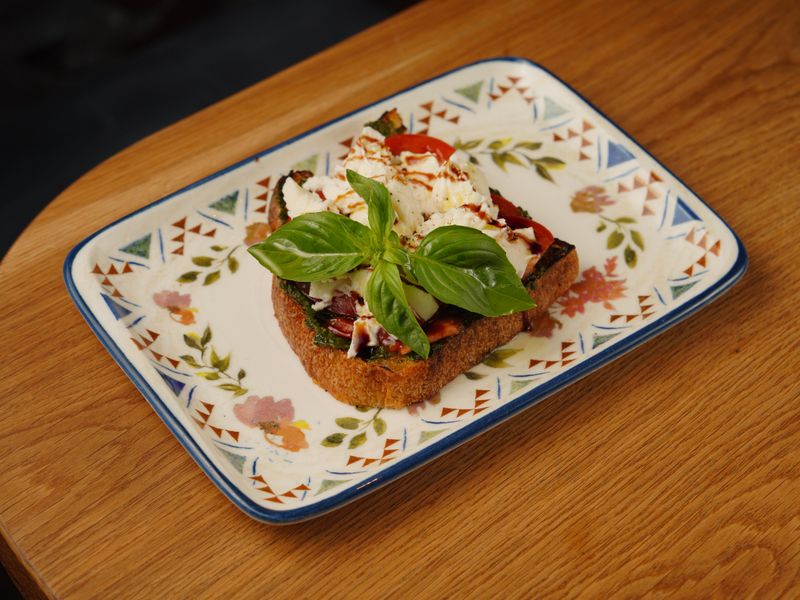 Bruschetta al Pomodoro – frische Tomaten auf geröstetem Brot